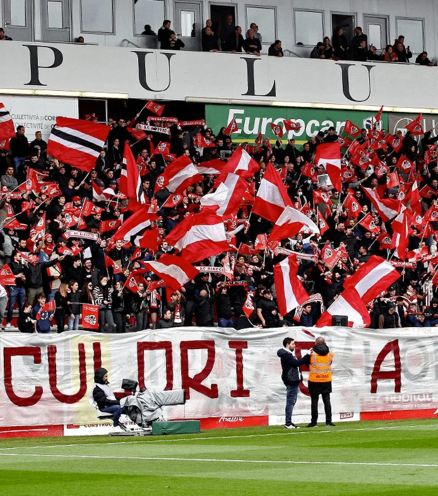 Les tribunes du stade François-Coty en drapeaux, saison 2021-2022