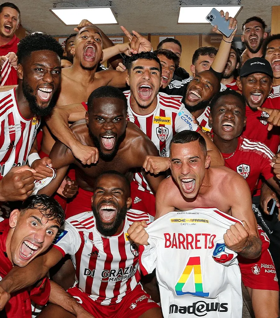 Les joueurs fêtent la montée en Ligue 1 dans le vestiaire, en 2022