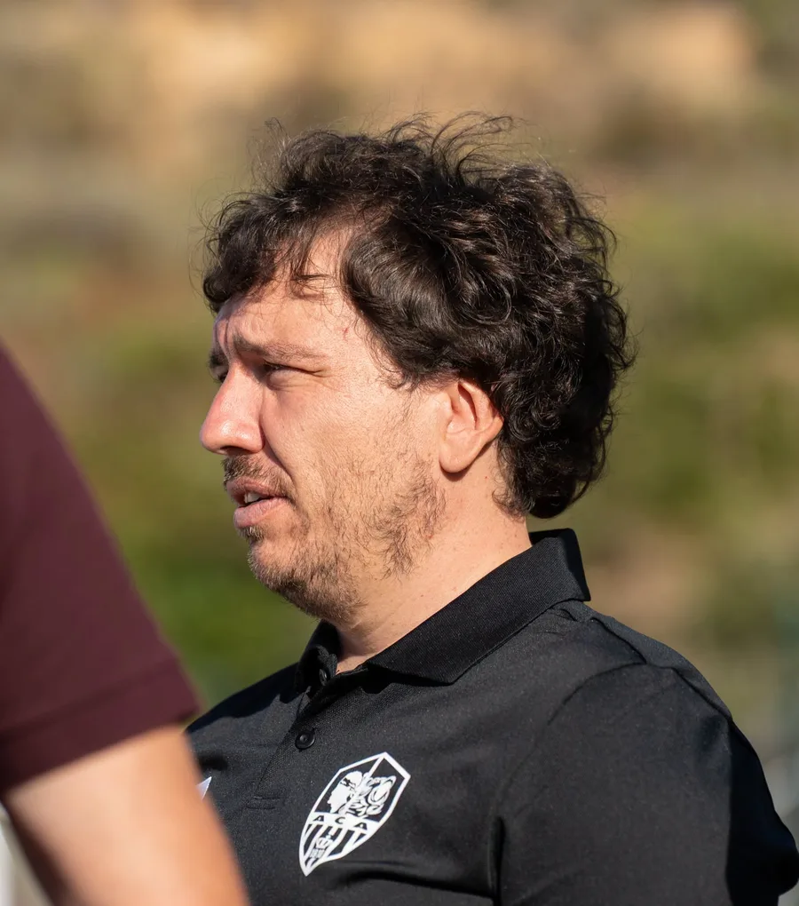 Mickaël Torre, président de l'AC Ajaccio, en polo du club au bord du terrain